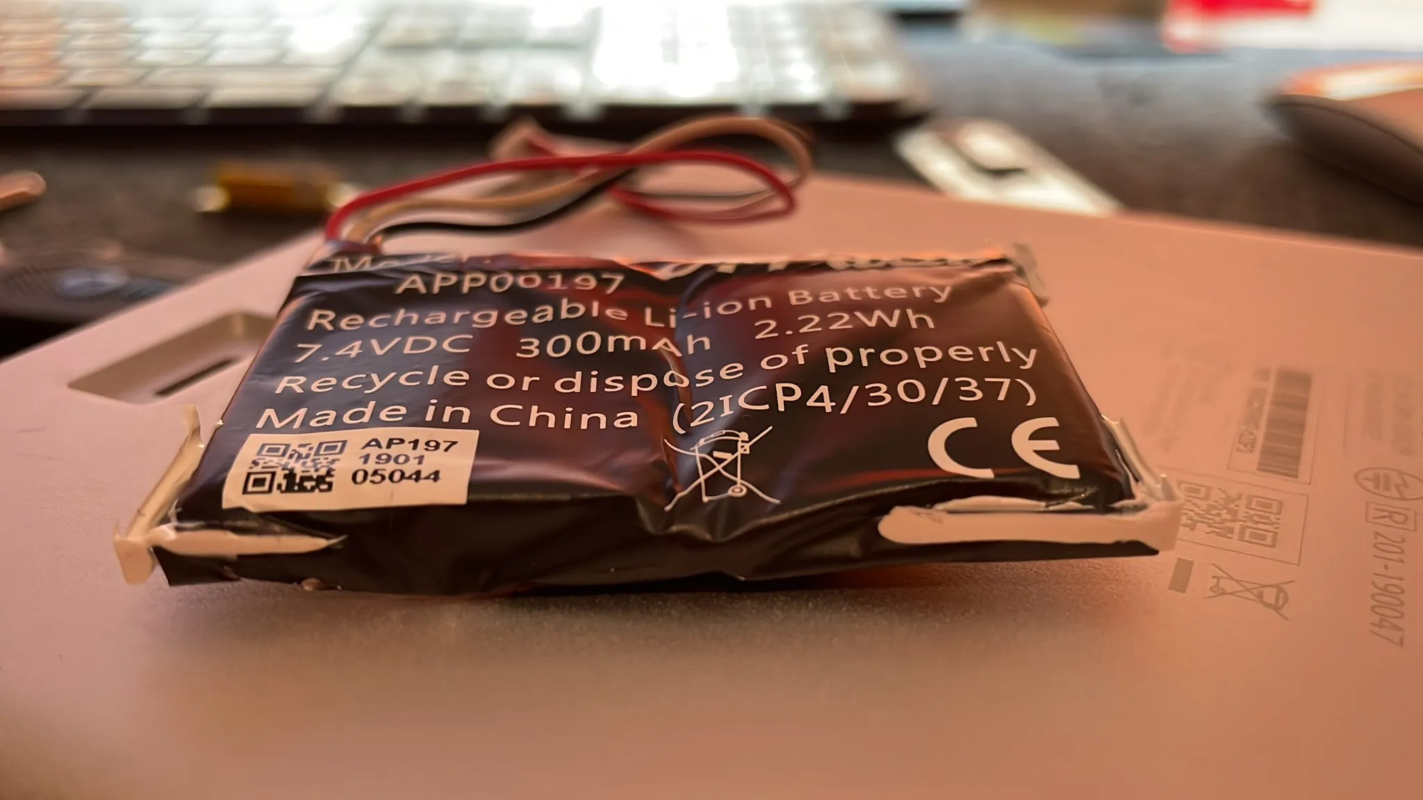 Ausgebauter, leicht aufgeblähter Li-Ionen-Akku des UniFi Cloud Key Gen2 Plus